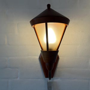 Danish Teakholz Wandleuchte, Einzigartige große Teakholz und Glas Wandleuchte in Form einer alten Schul Straßenlaterne für Festverkabelung, Mid Century Danish