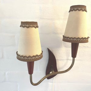 Dänische Teak Doppel Wandleuchte, vintage Doppel Wandleuchte Teak und Messing, inklusive zeittypische Schirme, Danish Mid Century Design