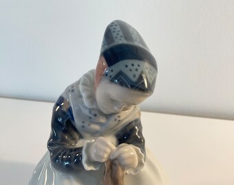 ロイヤルコペンハーゲン　編み物をする少女　フィギュア　アマー島の少女シリーズ ロイヤルコペンハーゲン 編み物をする少女 フィギュア アマー島