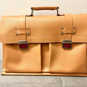 Sac cartable en cuir vintage danois, sac cartable en cuir pleine fleur marron clair cousu main, chambre pour ordinateur, etc., design danois vintage