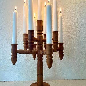 Candelabro sueco antiguo, candelabro grande de pino torneado a mano para 9 velas, artesanía sueca hecha a mano, arte popular sueco antiguo.