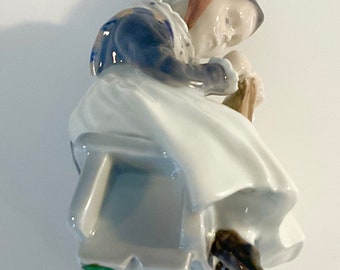 ロイヤルコペンハーゲン 編み物をする少女 フィギュア アマー島の少女