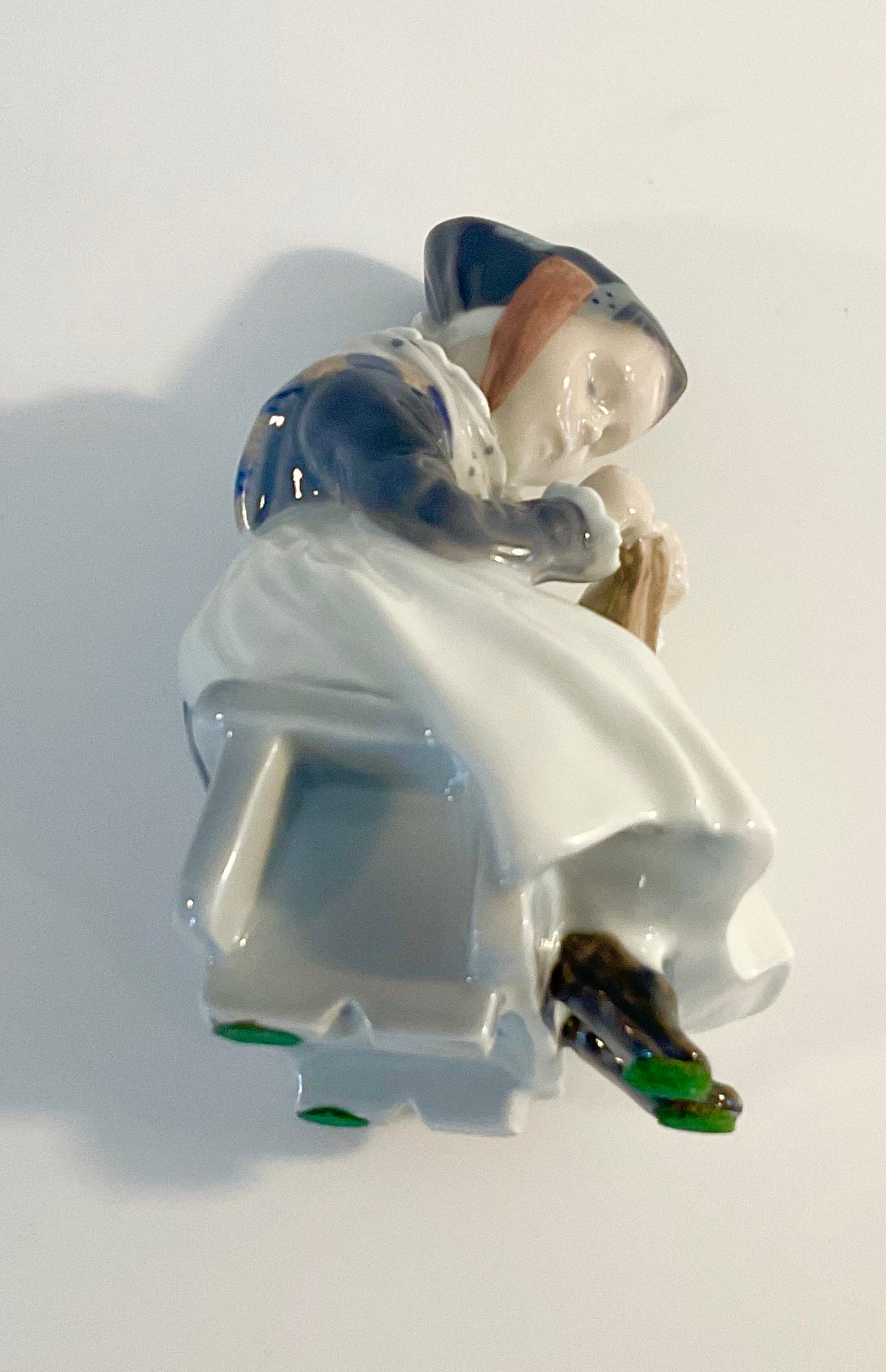 ロイヤル コペンハーゲン ヴィンテージ 服を繕う少女（「アマー島の鳩