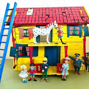 Op de afbeelding: Een kleurrijke speelset met een geel huis met een rood dak, een blauwe ladder en verschillende beeldjes. De beeldjes omvatten een paard met witte vlekken, een meisje, een jongen, een dief, een vrouw en twee politieagenten.