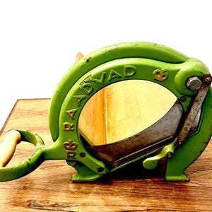 Raadvad Denmark, Green vintage long board model nr. 294 bread slicer/ cook book rack with some patina, Danish vintage design