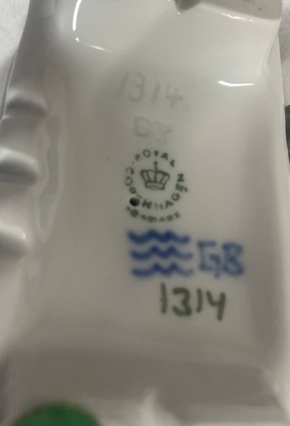 ロイヤル コペンハーゲン ヴィンテージ 服を繕う少女（「アマー