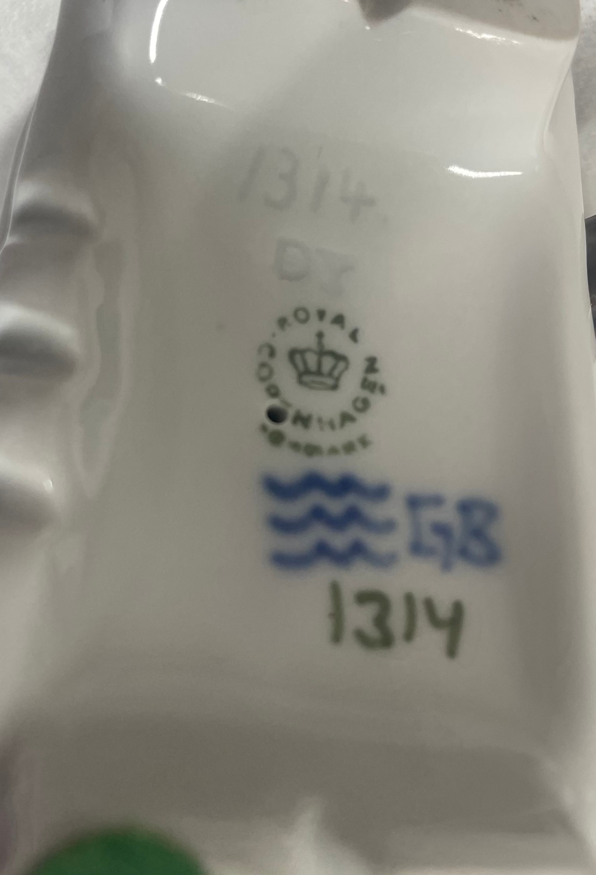 ロイヤル コペンハーゲン ヴィンテージ 服を繕う少女（「アマー島の鳩