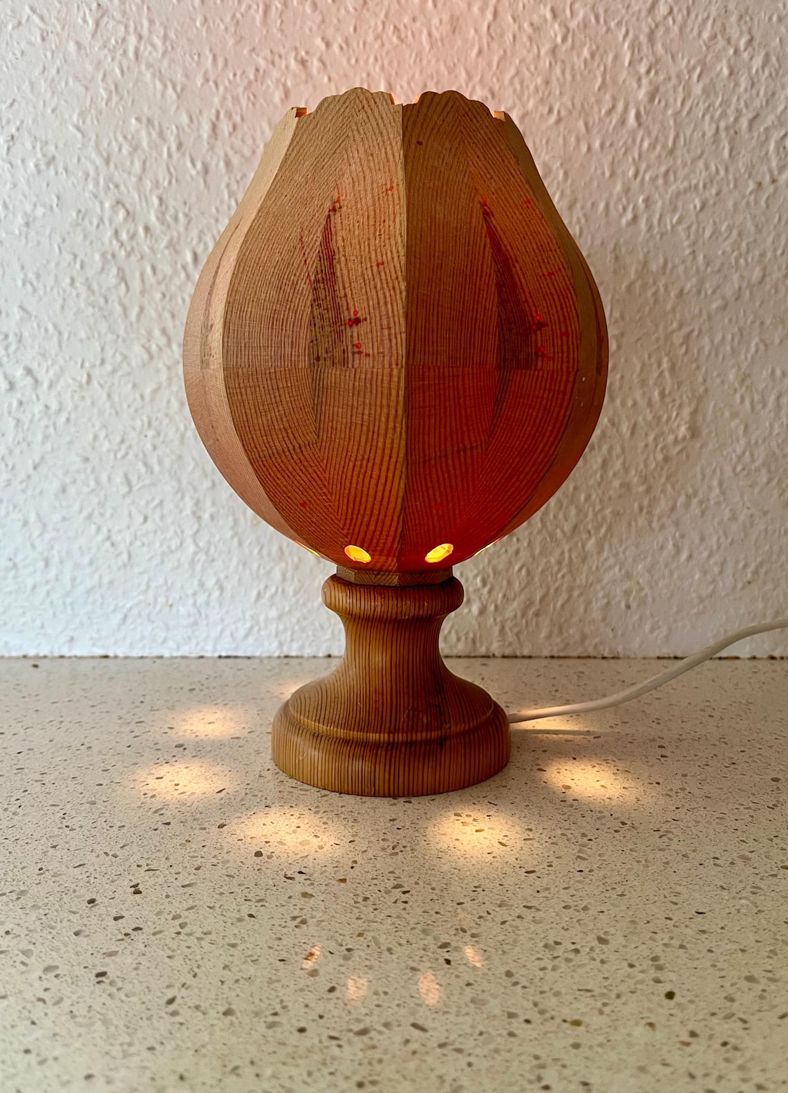 Swedish Pine lamp, vintage handmade Tulip shaped Pinewood table lamp, Scandinavian vintage design, photo 4 sur 5