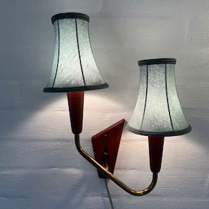 Dänische Wandleuchte aus Teakholz, Vintage-Doppelwandleuchte mit Teakholzsockel inklusive hellgrünen Farbtönen, dänisches Mid-Century-Wandlampendesign