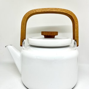 Tetera Arabia Finland, impresionante diseño de Heikki Orvola para Arabia, tetera de esmalte blanco fino con mango de madera de haya.