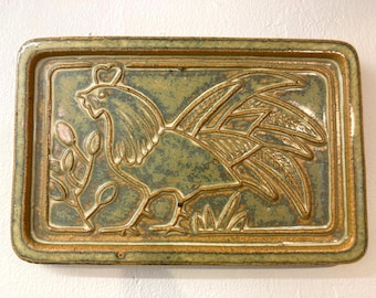 Plato de pared de cerámica Soholm, placa rara con gallo 3504, diseño danés de mediados de siglo de Gerd Hiort Pedersen