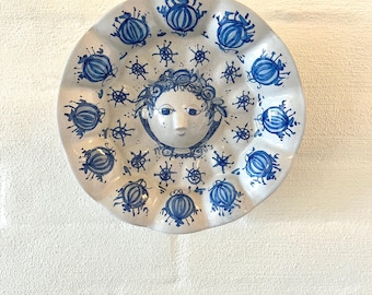 Bjorn Wiinblad plaquette, ORIGINEEL ondertekend ontwerp uit 1970, handgemaakte keramische wandplaat in beperkte oplage met een meisjesgezicht, vintage Deens design
