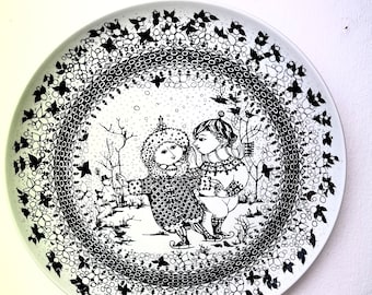 Bjorn Wiinblad Nymolle Dish, MINT XL "Winter" gerecht Four Seasons-serie, wand- of displaybord met zwart decor, vintage Deens design