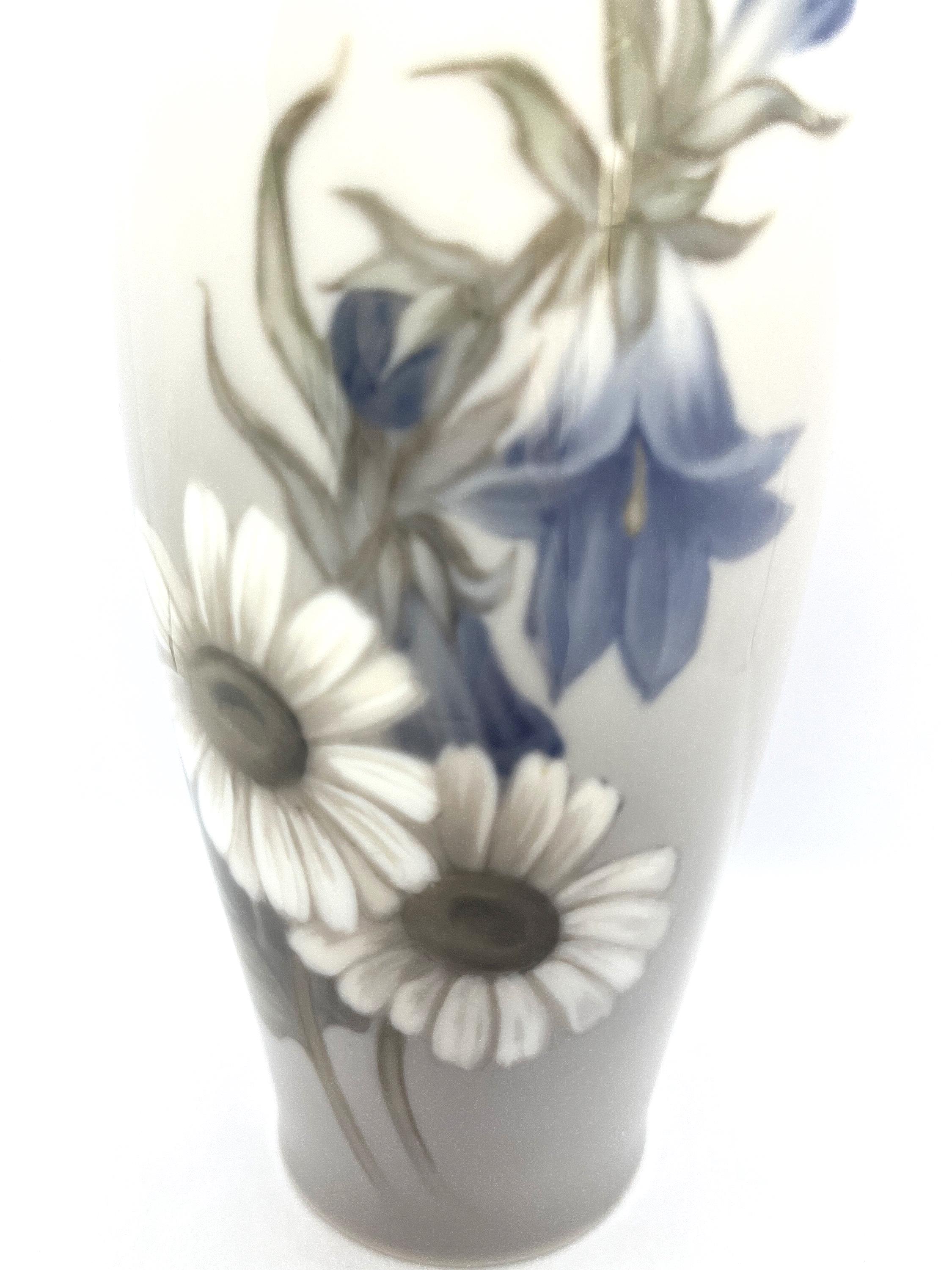 ロイヤルコペンハーゲン ヴィンテージ、手描きの花瓶（花柄）2651/235