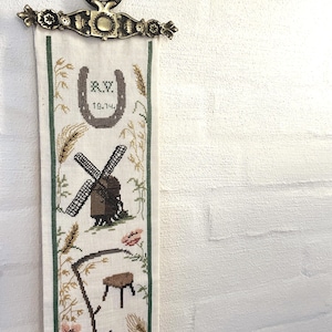 Handgefertigter Wandteppich, Bell Pull mit allen Dingen aus einem Vintage Landhaus, dänische Handarbeitstradition 1974