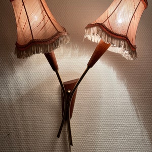 Dänische Wandleuchte aus Teakholz, doppelte Wandlampe aus Teakholz und Messing inklusive Schirmen, dänisches Mid-Century-Wandlampendesign