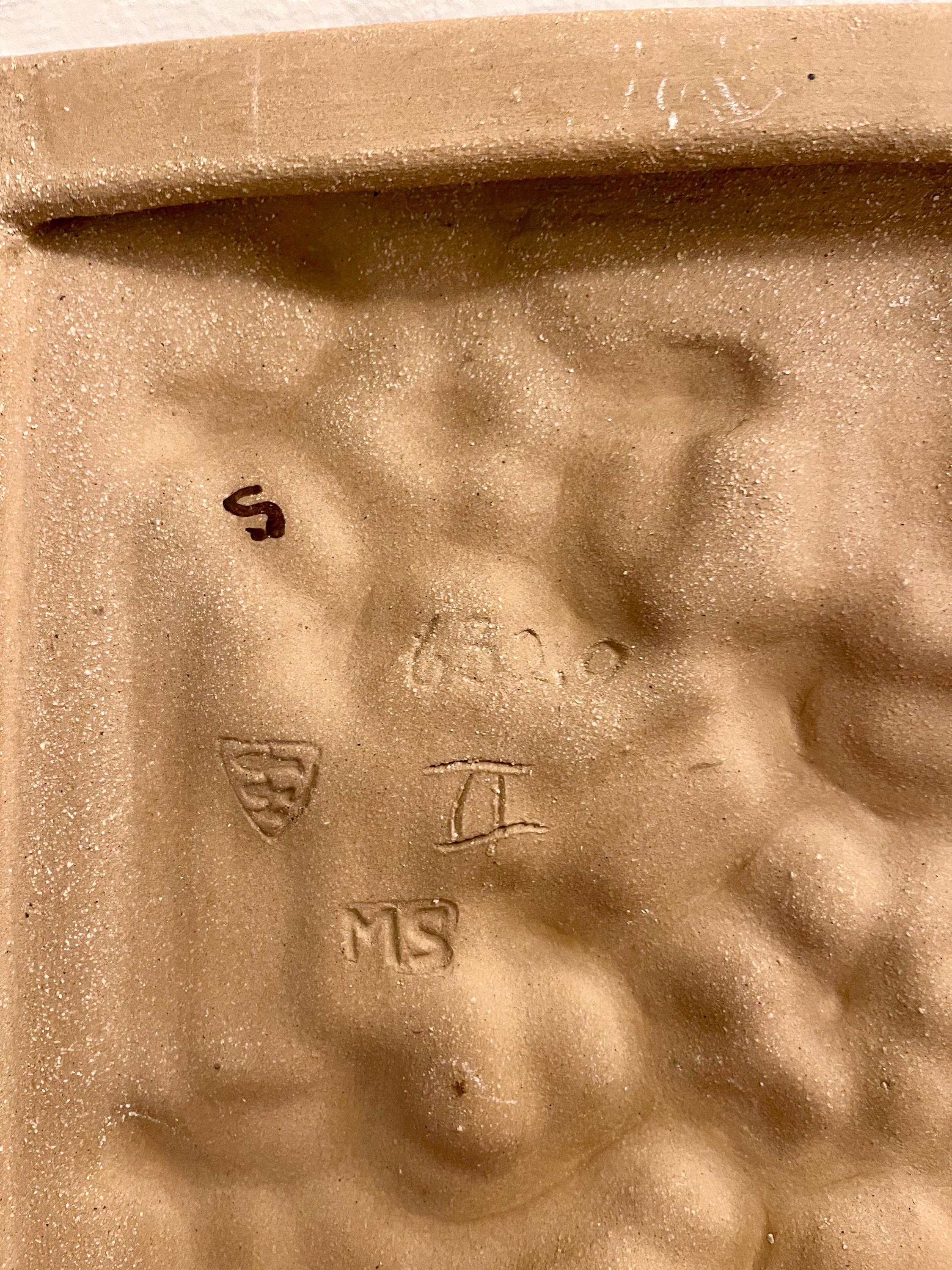 マリアンヌ・スタルクの陶板、新品同様の希少な大型陶器製壁掛け