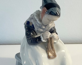 ロイヤル コペンハーゲン ヴィンテージ 服を繕う少女（「アマー島の鳩