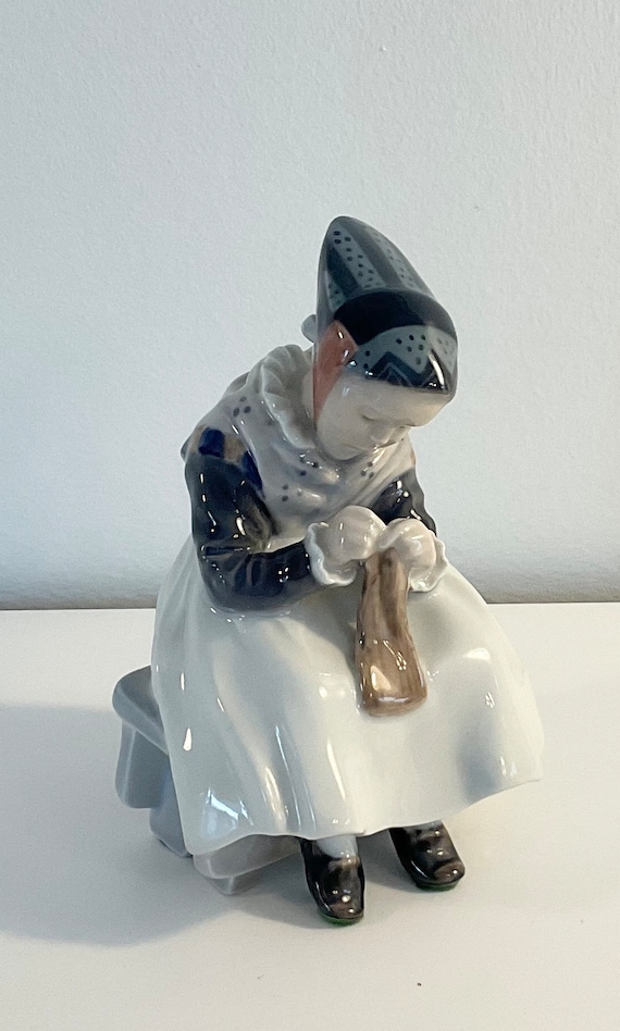 ロイヤルコペンハーゲン 編み物をする少女 フィギュア アマー島の少女