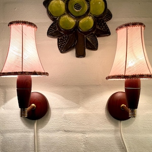Danish Teak Wandlampen Set, Vintage Set von zwei Teak und Messing Wandlampen mit Schirmen, Danish Mid Century Wandlampe Design