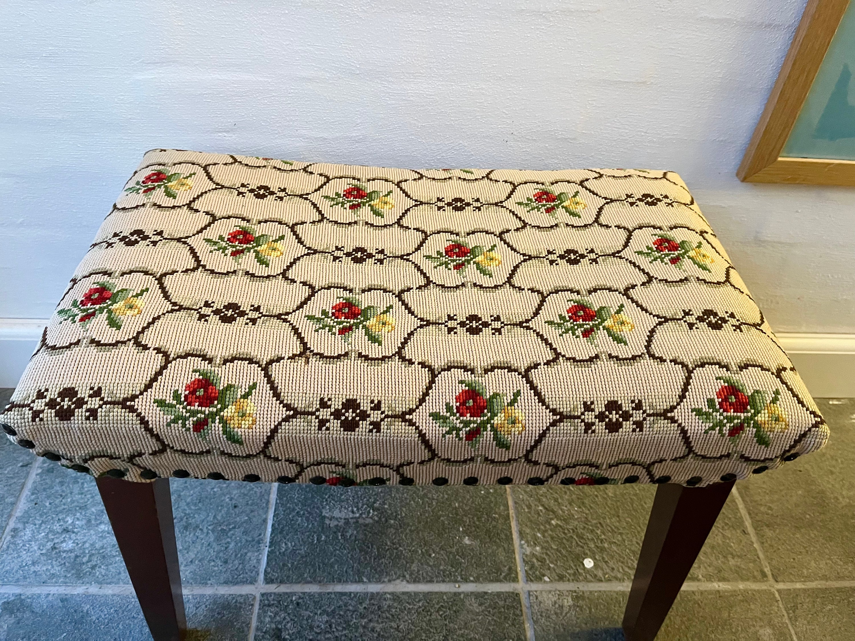 ヴィンテージの手刺繍の化粧台/ピアノベンチ、デンマークの伝統的な手