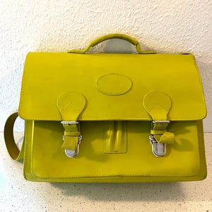 Bolso tipo cartera de cuero vintage danés, bolso tipo cartera de cuero de grano completo cosido a mano de color verde/amarillo, espacio para computadora, etc., diseño danés vintage