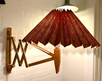 Lámpara de tijera danesa, gran lámpara de tijera de madera de haya Danalux, incluye gran pantalla de arpillera plisada vintage original, diseño danés vintage
