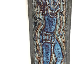 Plato de pared de cerámica Soholm, placa con mujer desvistiéndose, 3508 MUY raro, diseño de Gerd Hiort Pedersen danés de mediados de siglo