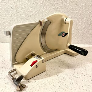 Eva slicer, Beige all purpose slicer, early model Vintage original Danish design bread slicer, 1950es iconic household necessity