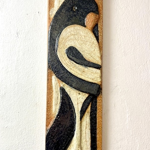 Ceramiczny talerz ścienny Soholm, niezwykle rzadki w stanie idealnym, motyw papugi, zaprojektowany przez Noomi Backhausen, duński design z połowy XX wieku