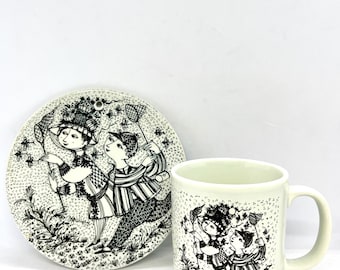 Bjorn Wiinblad-mok en sandwichplank, ontbijt- / afternoonteaset "augustus", beide met zwart decor, vintage Deens design