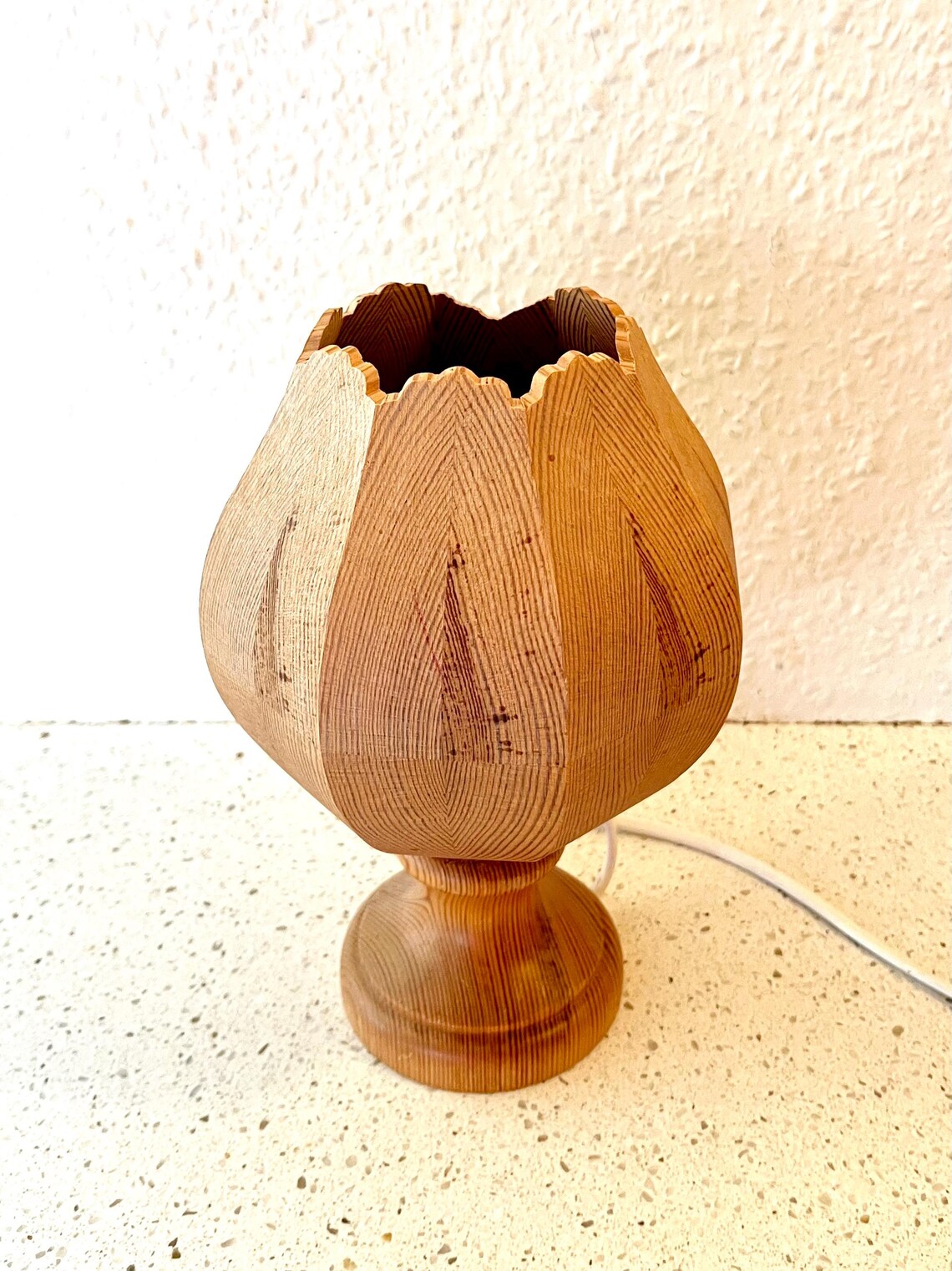 Swedish Pine lamp, vintage handmade Tulip shaped Pinewood table lamp, Scandinavian vintage design, photo 1 sur 5