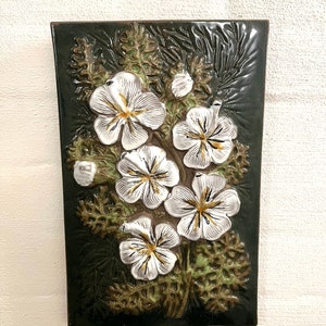 JIE Gantofta Sweden, MINT 29,5 x 19,5 cm ceramic plaque, White flowers on Green glaze background, Aimo Nietosvuori design Swedish vintage