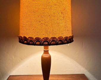 Lámpara de mesa danesa de teca con pantalla, en perfecto estado, hermosa lámpara de mesa de teca de mediados de siglo, diseño danés vintage.