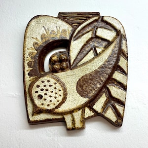 Soholm ceramic wall plate, mint condition plaque with Bird looking left, model no. 3589-2, Noomi Backhausen design, midcentury Danish