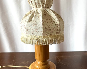 Lampada da tavolo in legno di pino in stile country svedese, bellissima lampada da tavolo svedese fatta a mano vintage, design vintage scandinavo in stile country
