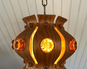 Lampa wisząca z drewna sosnowego, unikatowy kształt, z wstawkami z bursztynowego szkła, szwedzki styl rustykalny, lampa sufitowa z drewna sosnowego, szwedzki design