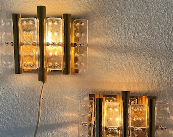 Set aus zwei Wandleuchten im Hollywood-Regency-Stil aus Messing und Glas, neuwertig. Das Set entstand in Zusammenarbeit von MPR Denmark und Orrefors.
