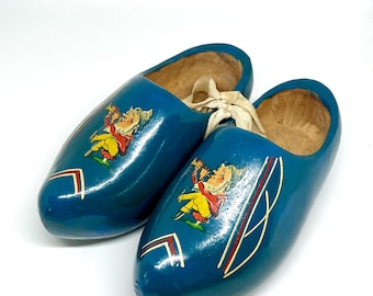 Vintage träskor, handgjorda och handmålade samlarobjekt i holländska original, snidade träskor i barnstorlek, skor från 1960-talet