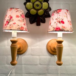 Vintage schansset, set van twee beukenhouten wandlampen in Zweedse landelijke stijl, inclusief NIEUWE vintage Deense tinten, vintage Scandinavisch