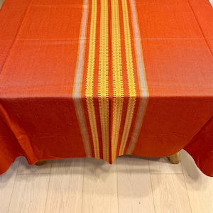 Dänische Vintage Tischdecke, Terrakotta-Tischdecke mit Streifen von Gelb und Grau, gewebte Polyestermischung, dänisches Vintage-Design.