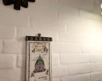刺繍ハンガー。真鍮製クロスステッチベルプル。デンマーク製ニードル
