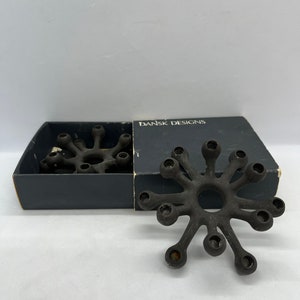 Quistgaard Kerzenständer, Schwarze Gusseisenspinne für 12 kleine Kerzen, zwei Kerzenhalter, entworfen von Jens Harald Quistgaard im Jahr 1963