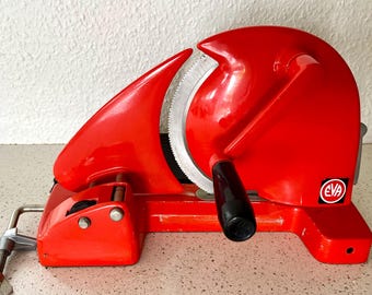 Eva-snijmachine, helderrood origineel Deens design brood-/ vleessnijmachine met patina, Eva 1950s iconische huishoudelijke benodigdheden