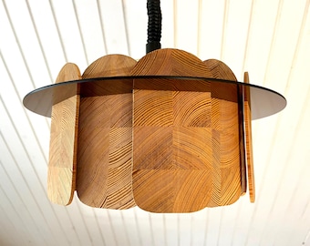 Lámpara de pino sueca de mediados de siglo, modelo "Tulipana" (lámpara colgante de pino y acrílico), diseñada por Eje Ahlgren, diseño sueco vintage.