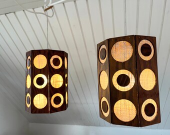 Szwedzkie lampy sosnowe, zestaw dwóch zabytkowych lamp sufitowych z barwionej sosny, ręcznie robione, w stylu rustykalnym, ręcznie robione, szwedzkie wzornictwo vintage