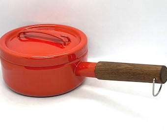 Cazuela Arabia Finel Original de esmalte rojo, de acero con tapa de esmalte rojo, en perfecto estado. Diseño vintage finlandés de Seppo Mallat.