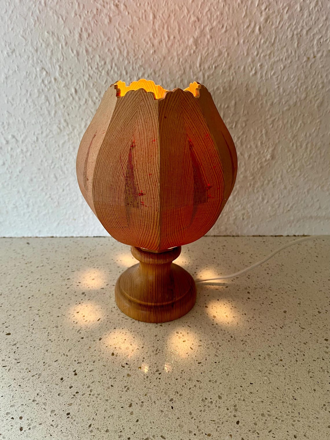Swedish Pine lamp, vintage handmade Tulip shaped Pinewood table lamp, Scandinavian vintage design, photo 2 sur 5