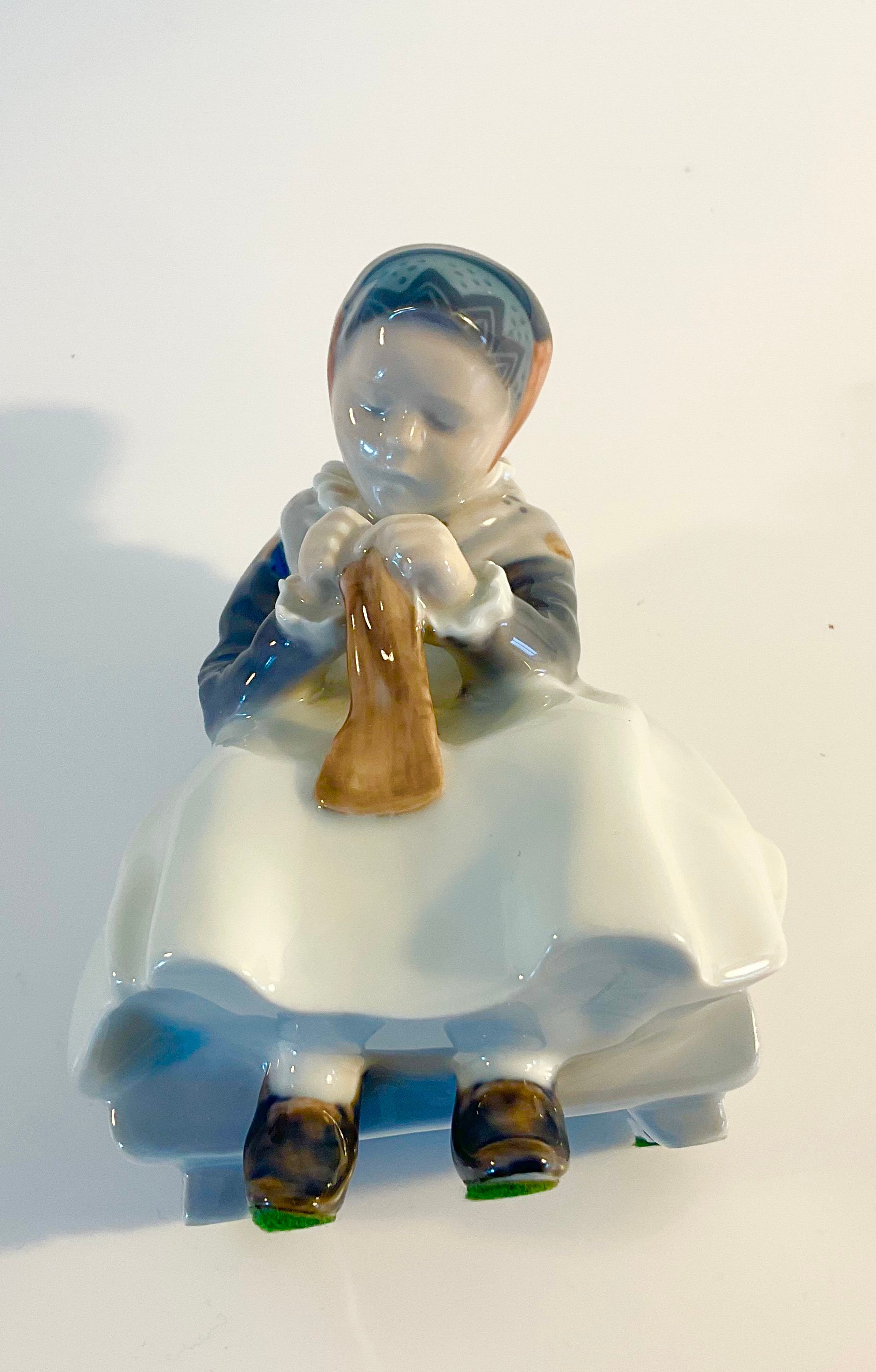 ロイヤルコペンハーゲン　編み物をする少女　フィギュア　アマー島の少女シリーズ ロイヤルコペンハーゲン 編み物をする少女 フィギュア アマー島