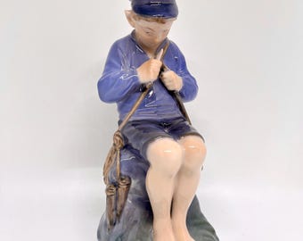 Royal Copenhagen figurine, Boy sitting on a Tree stub No.905, MINT condition, 1950s danish porcelain design